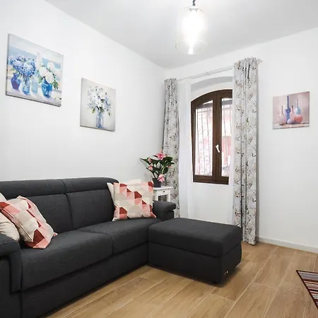 Domus Jacu Apartment *